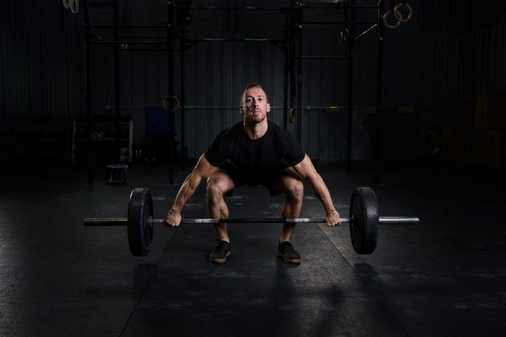 Interior de un gimnasio de fuerza con equipamiento profesional — plantilla DIGITALS AI FITNESS