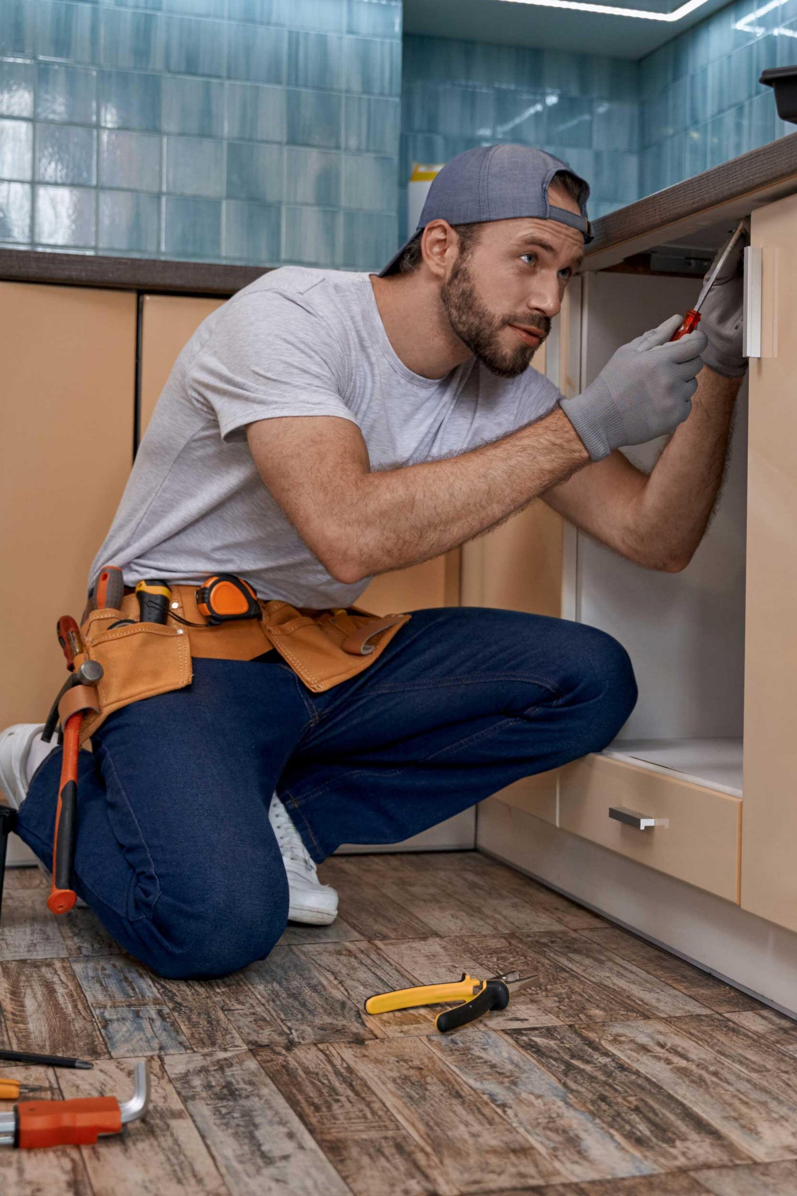 Profesional de handyman en pleno trabajo de mejora del hogar — plantilla DIGITALS AI HOME SERVICES