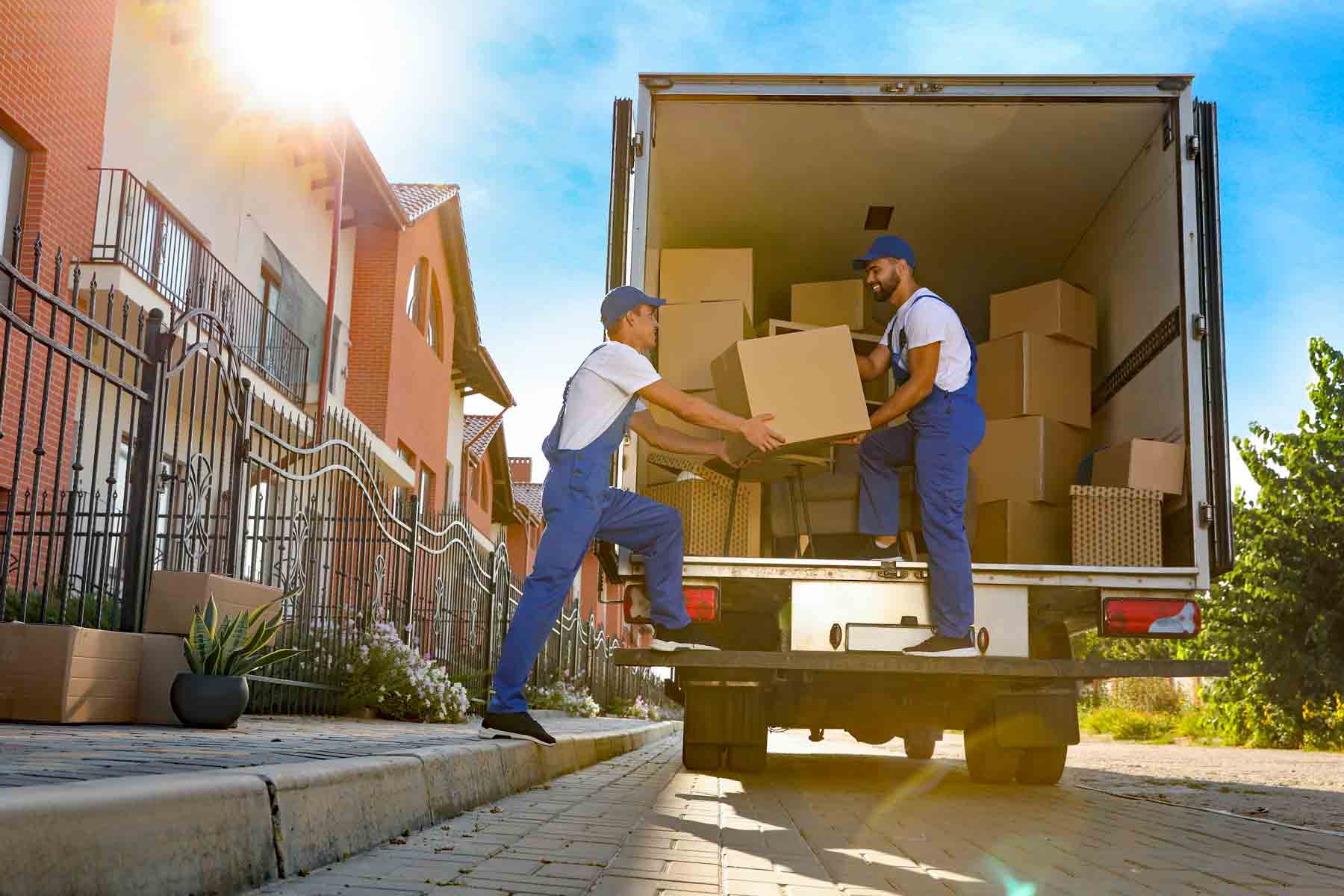 Cuadrilla profesional de mudanzas cargando cajas en un camión — plantilla DIGITALS AI MOVING