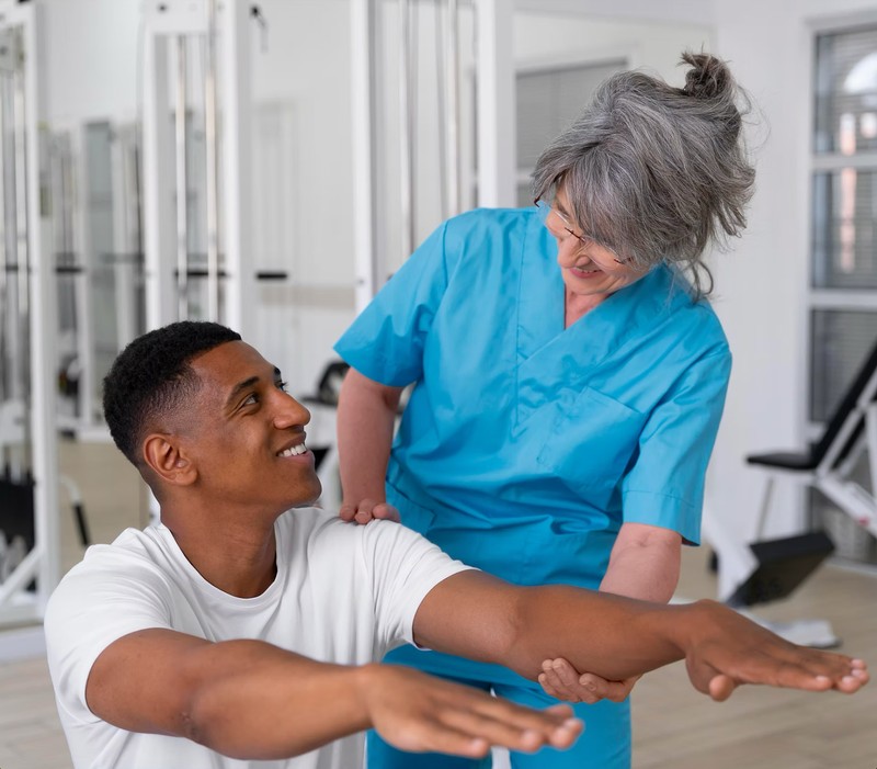 Fisioterapeuta guiando a un paciente en su sesión de rehabilitación — plantilla DIGITALS AI PHYSICAL THERAPY