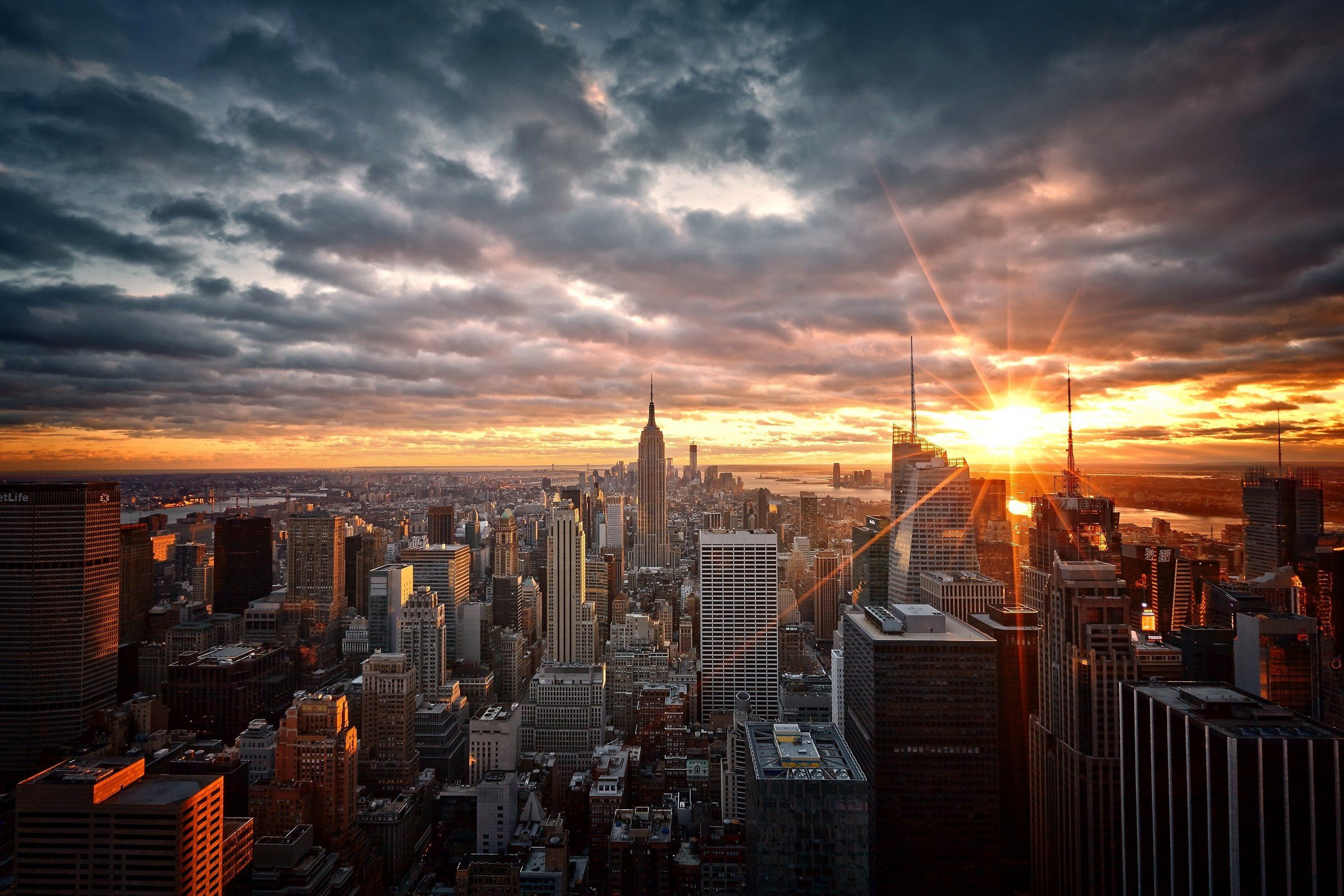 Skyline de una ciudad estadounidense al amanecer — plantilla LEGACY